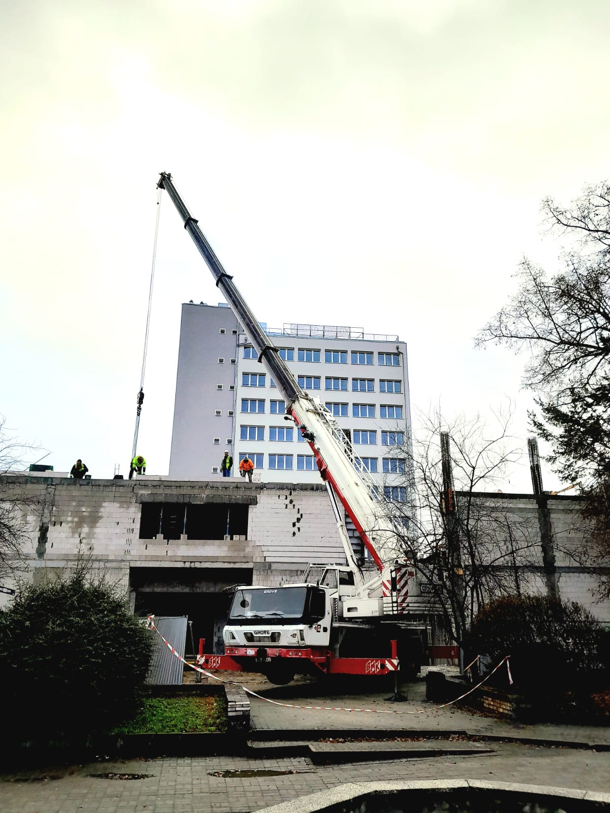 Żuraw GROVE ELEKTRO-BUD podczas budowy wielokondygnacyjnej
