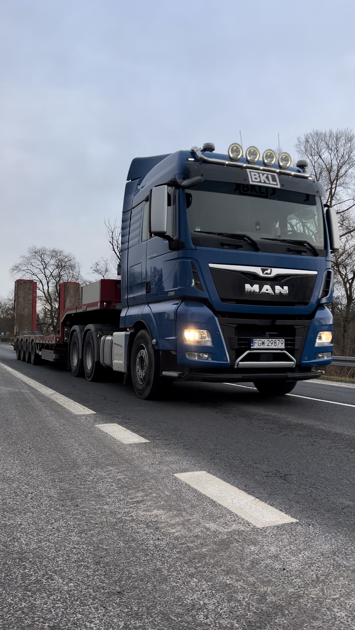Ciągnik siodłowy MAN firmy Elektro-Bud z naczepą niskopodwoziową, przygotowany do transportu specjalistycznego
